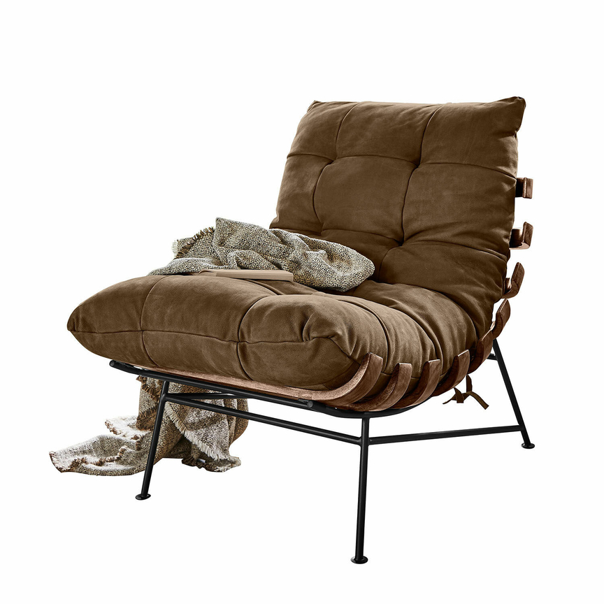 Brauner Sessel mit weicher Polsterung und Metallgestell, ideal für modernes Wohnzimmer